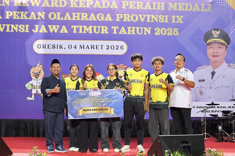 Bonus Atlit Gresik Cair, Bupati Serahkan langsung. 